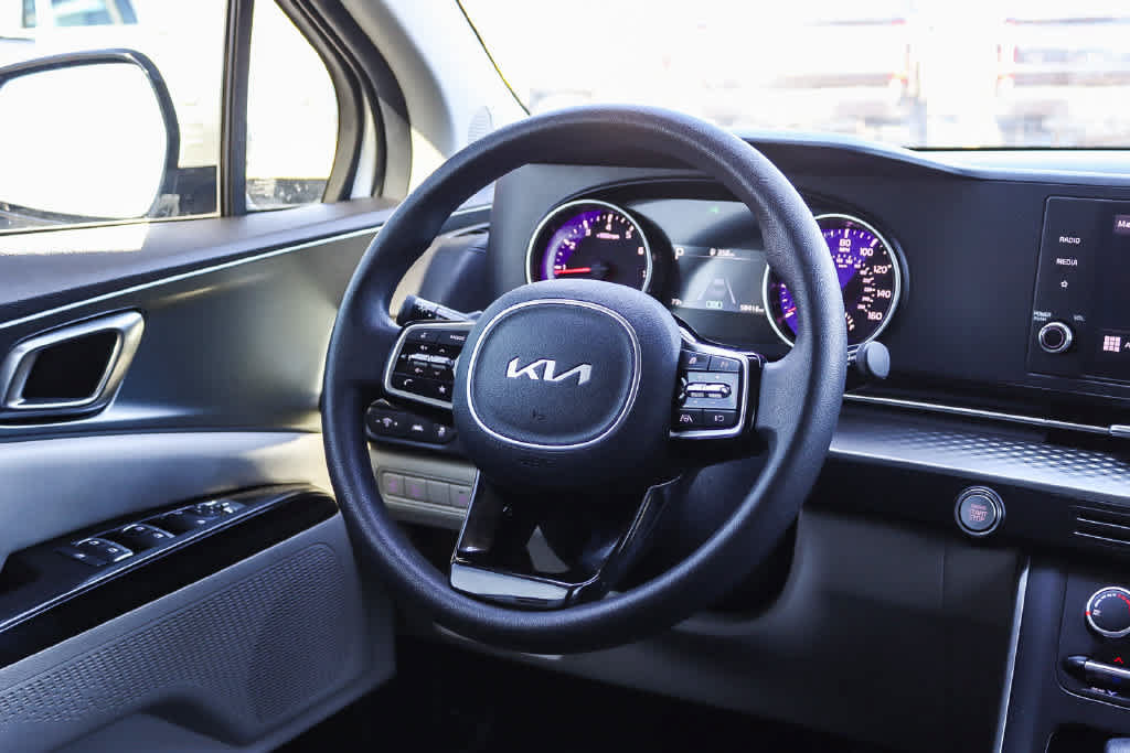 Used 2023 Kia Carnival LX FWD image 14
