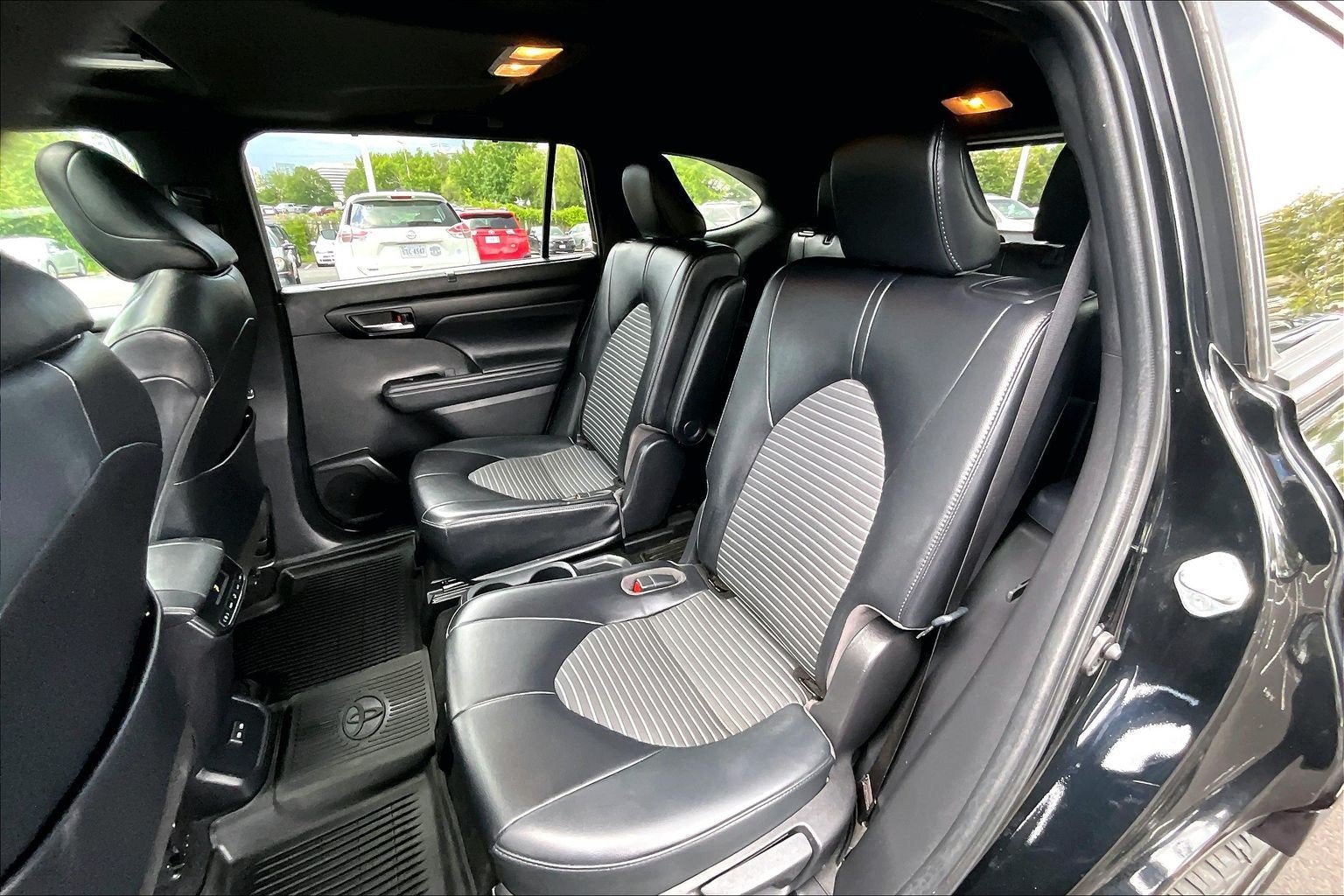 Used 2022 Toyota Highlander XSE AWD/4WD image 25