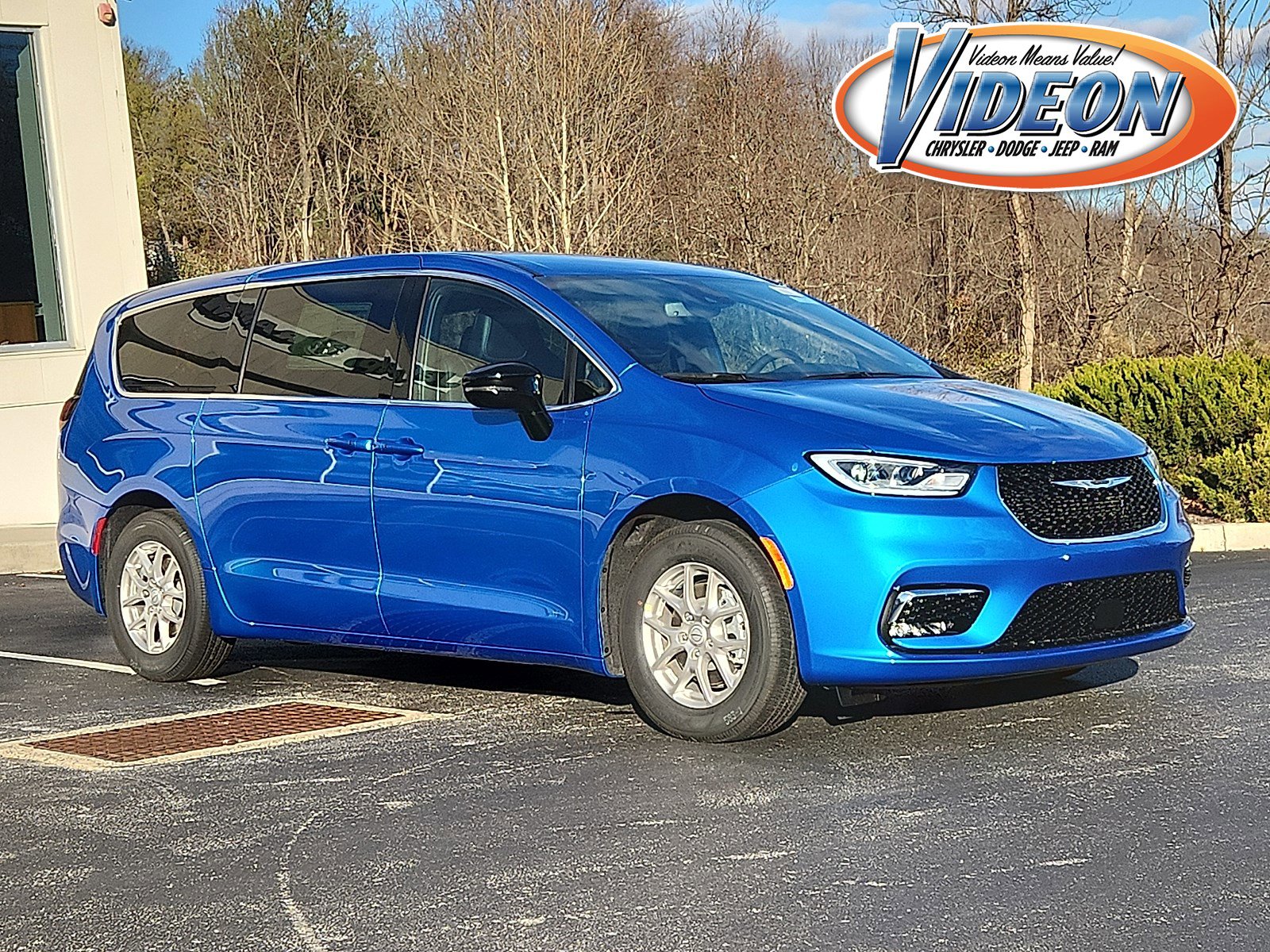 New 2026 Chrysler Pacifica Select image 1