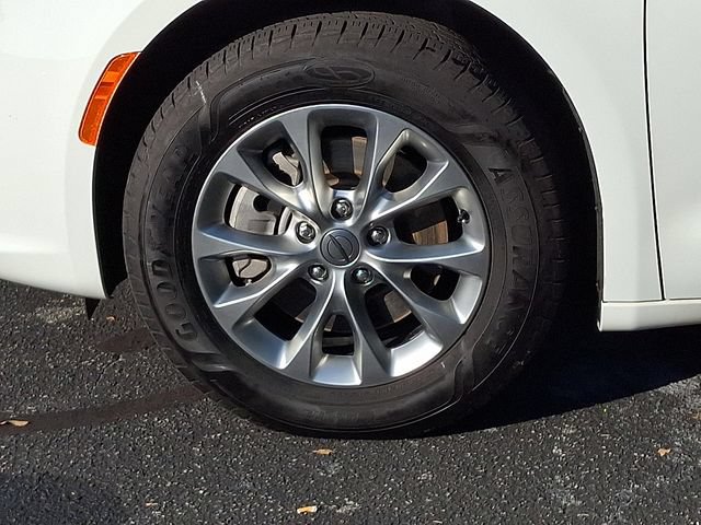 Used 2023 Chrysler Pacifica Touring-L AWD/4WD image 8