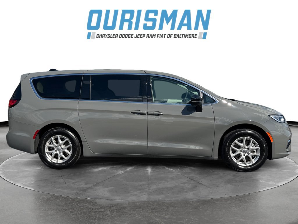 Used 2024 Chrysler Pacifica Touring-L FWD image 7