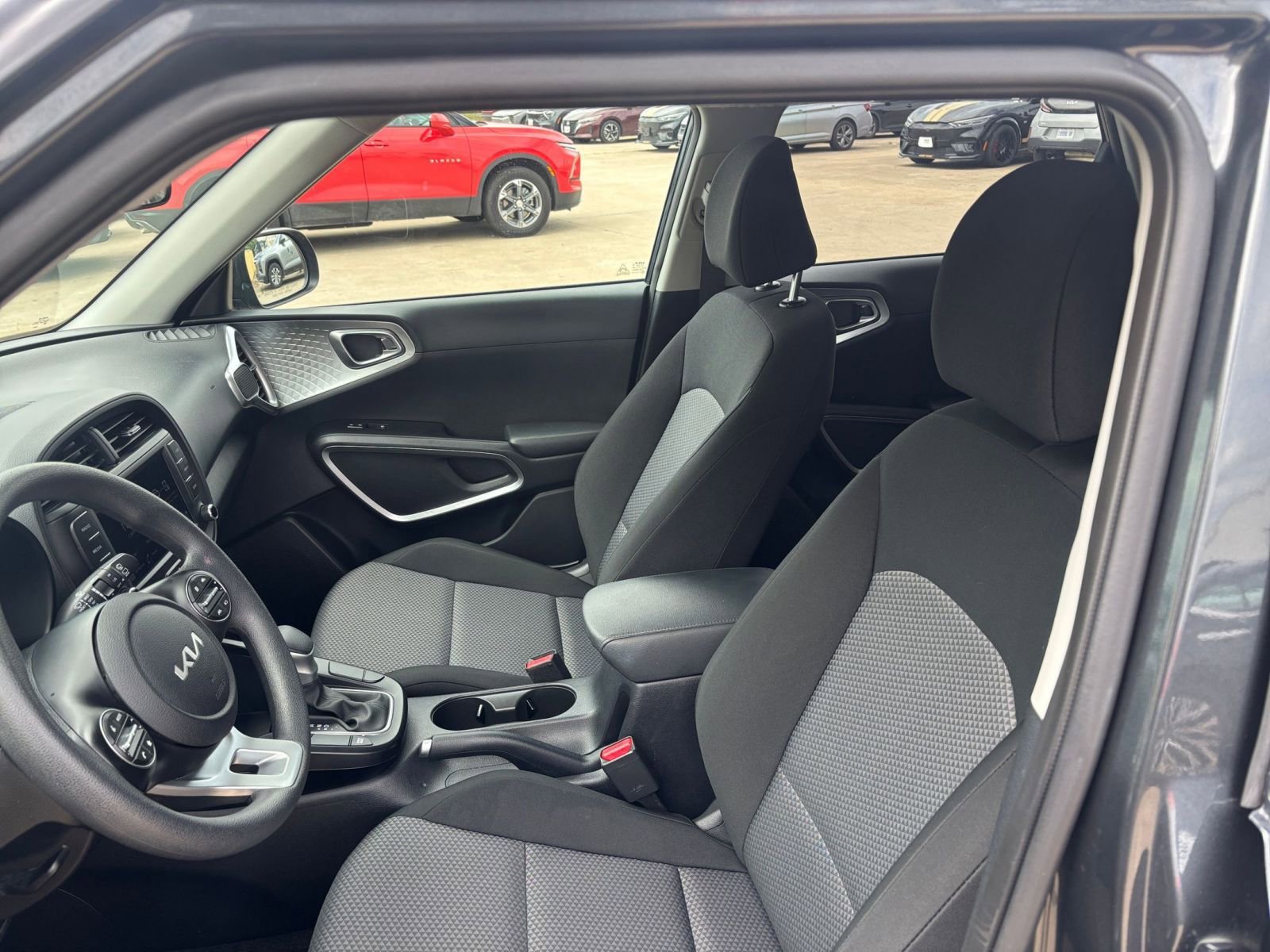 Used 2025 Kia Soul LX w/ LX Technology Package FWD image 24