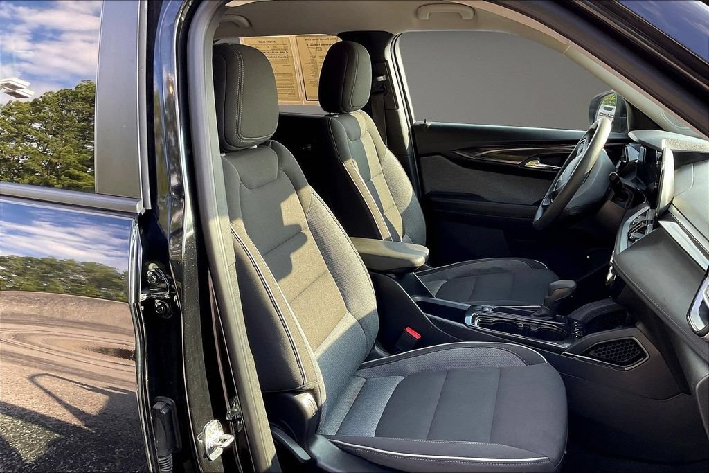 Used 2025 Chevrolet TrailBlazer LT AWD/4WD image 32