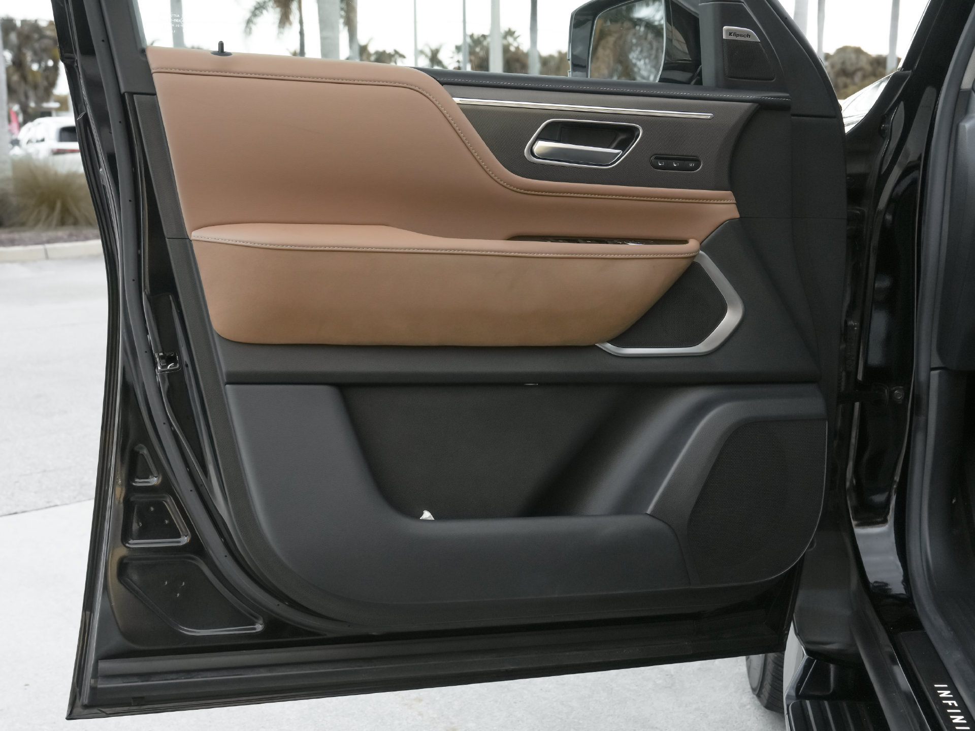 Used 2025 INFINITI QX80 Luxe RWD image 30