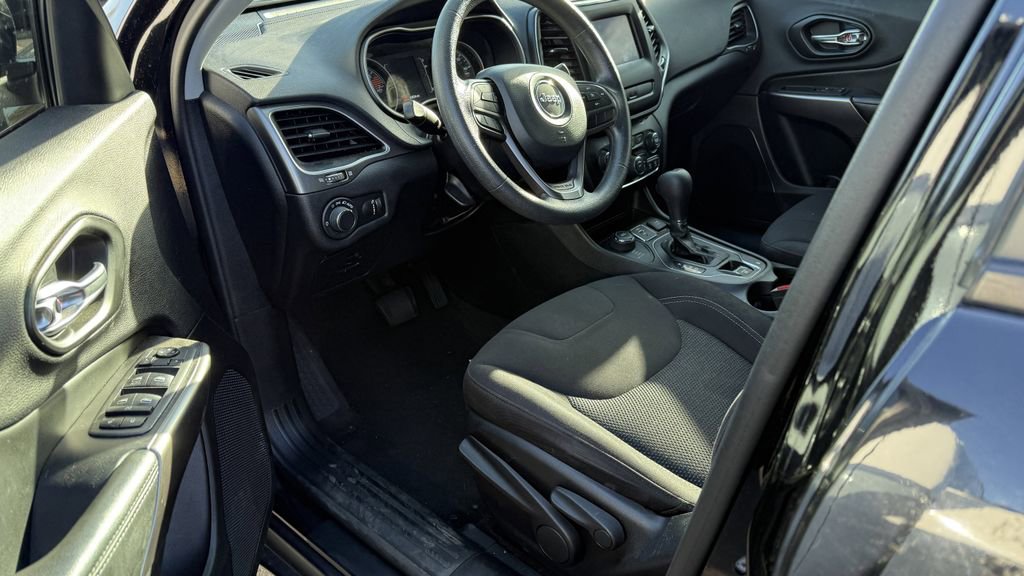 Used 2020 Jeep Cherokee Latitude image 3