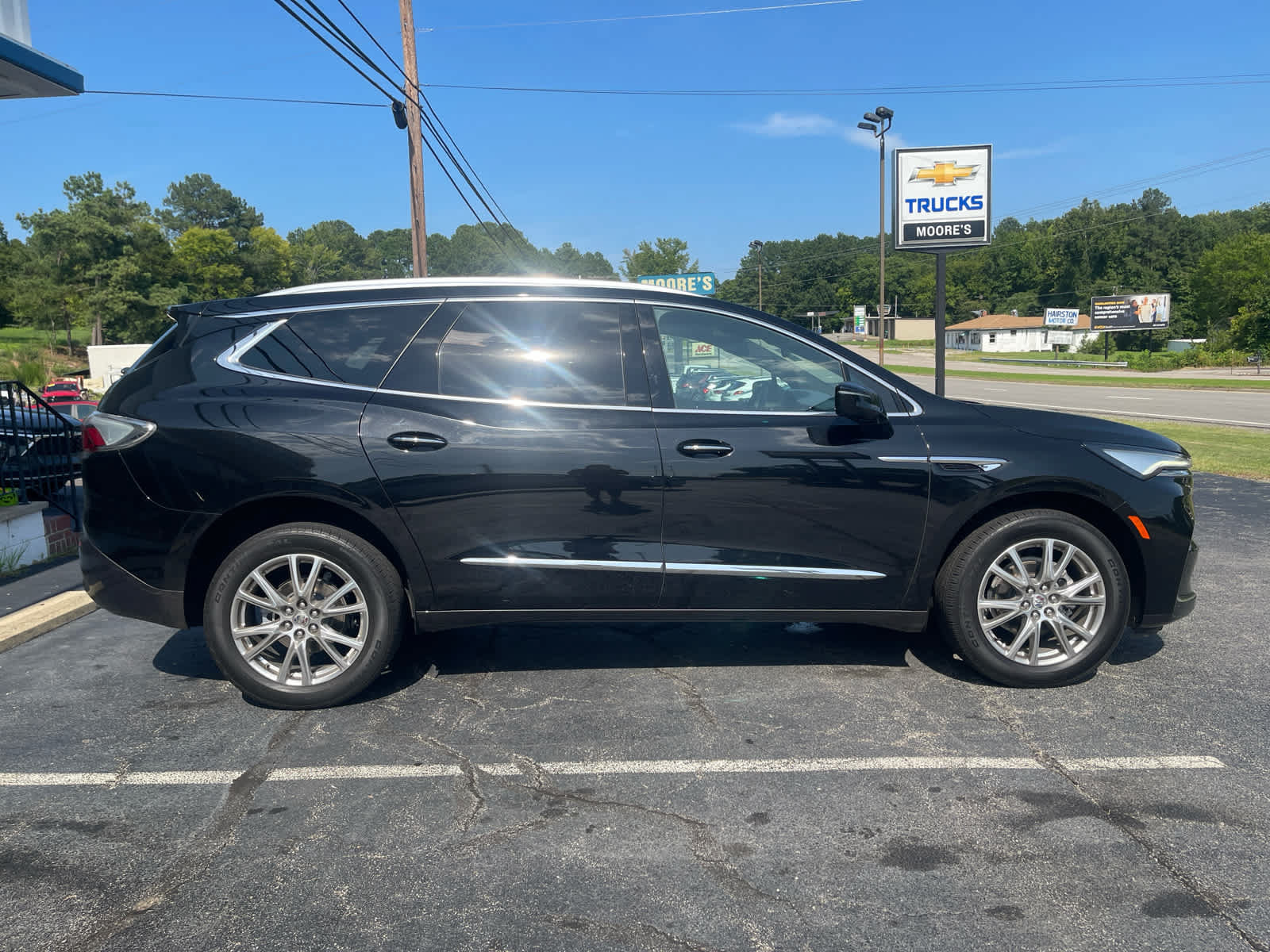 Used 2023 Buick Enclave Essence w/ Experience Buick Package FWD image 8