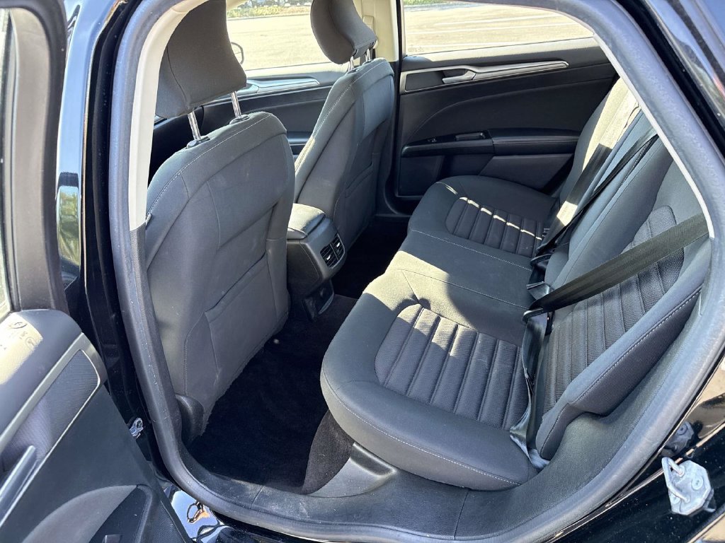 Used 2017 Ford Fusion SE FWD image 10
