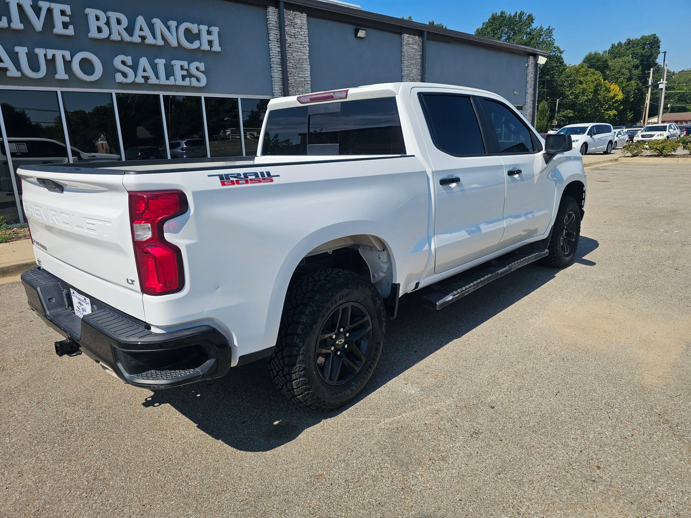 Used 2021 Chevrolet Silverado 1500 LT Trail Boss w/ Convenience Package II AWD/4WD image 2