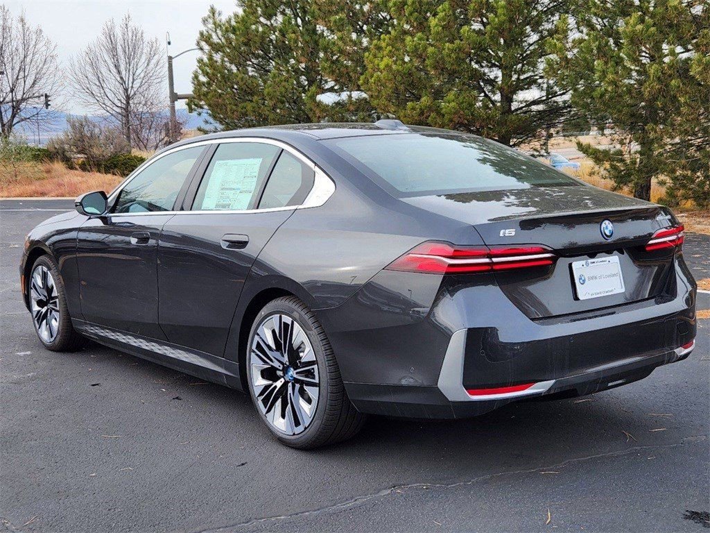 Used 2025 BMW i5 eDrive40i w/ Premium Package RWD image 5