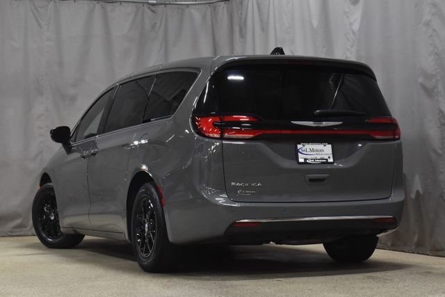Certified 2025 Chrysler Pacifica Select image 2