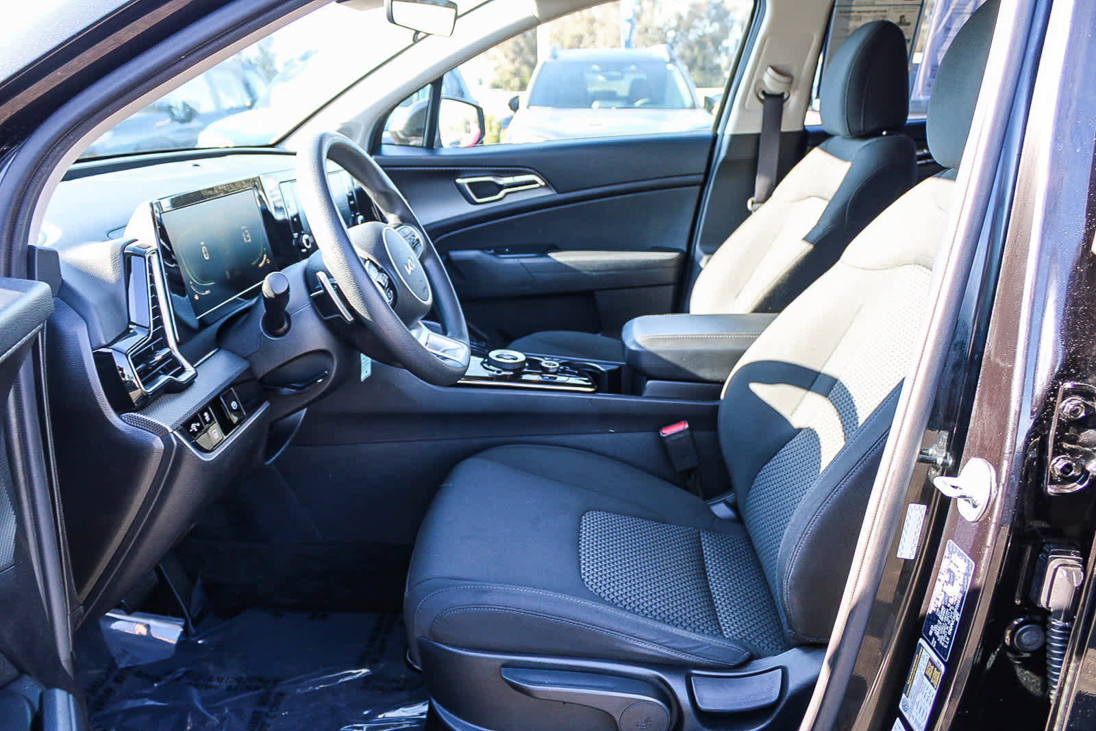 Used 2023 Kia Sportage LX image 17