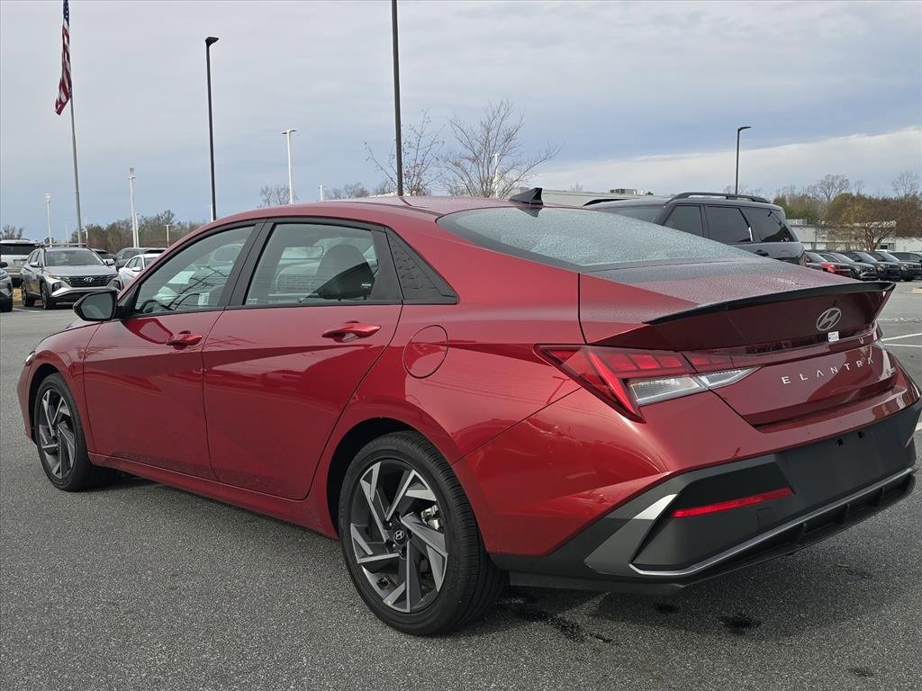 Used 2025 Hyundai Elantra SEL image 5