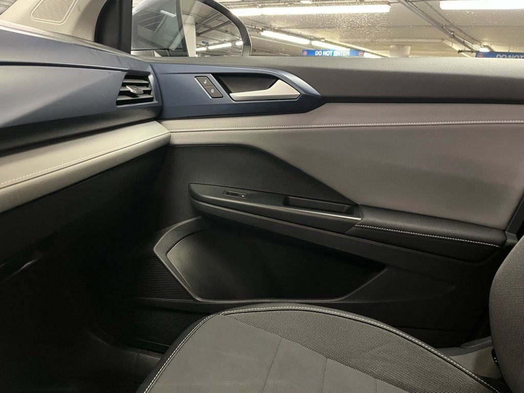 Used 2024 Volkswagen Taos SE image 29