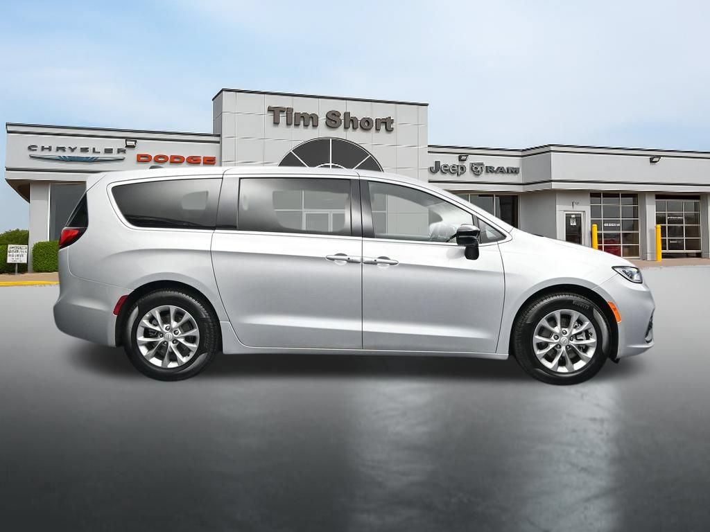 Used 2026 Chrysler Pacifica Limited FWD image 6