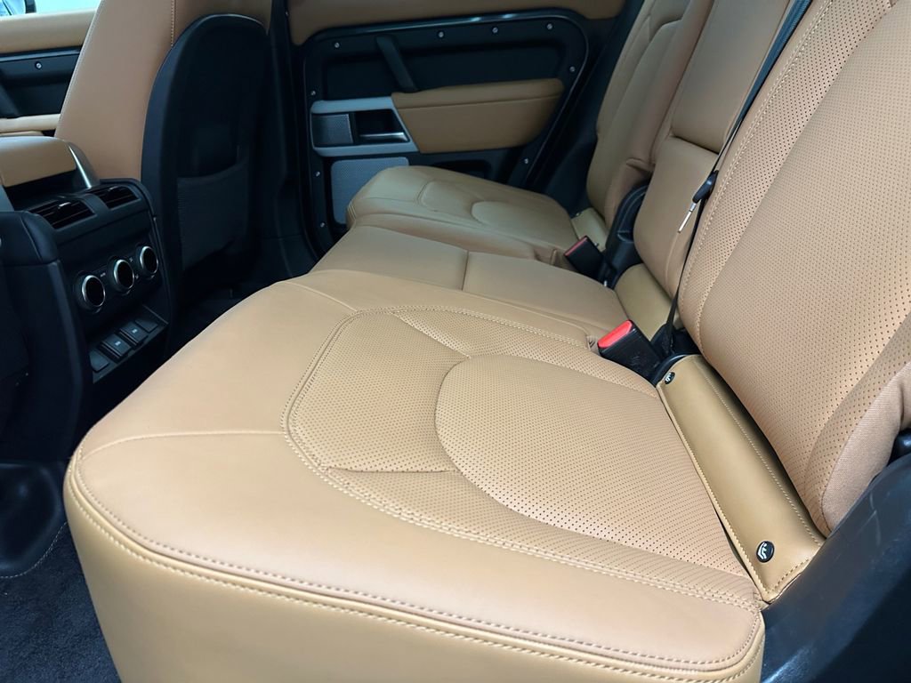 Used 2023 Land Rover Defender 130 SE image 19