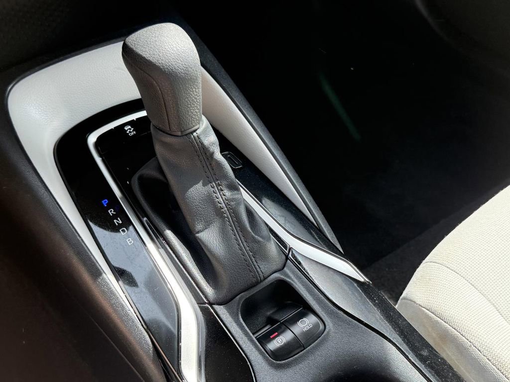 Used 2021 Toyota Corolla LE image 23
