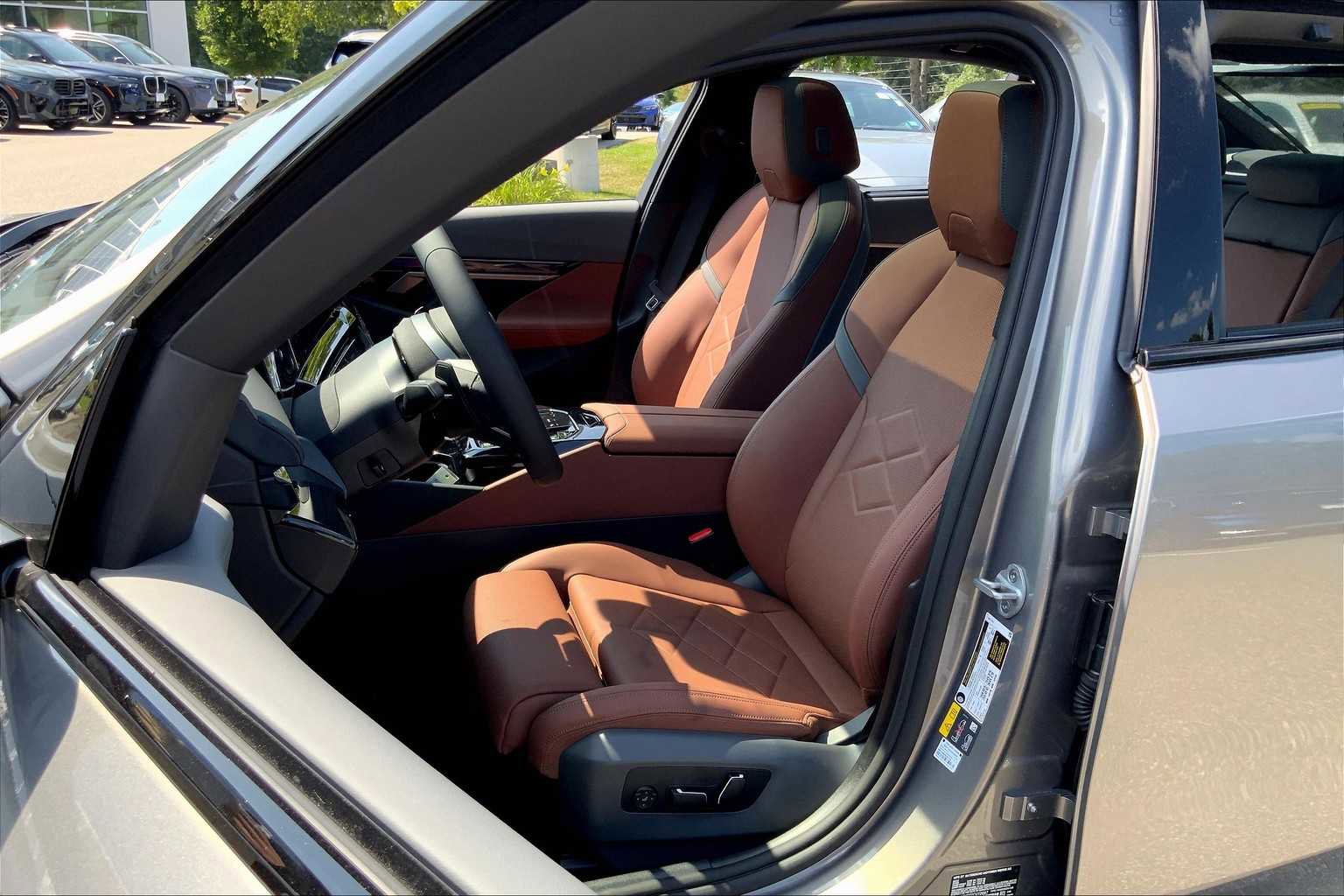 New 2026 BMW 550e xDrive w/ Executive Package image 9