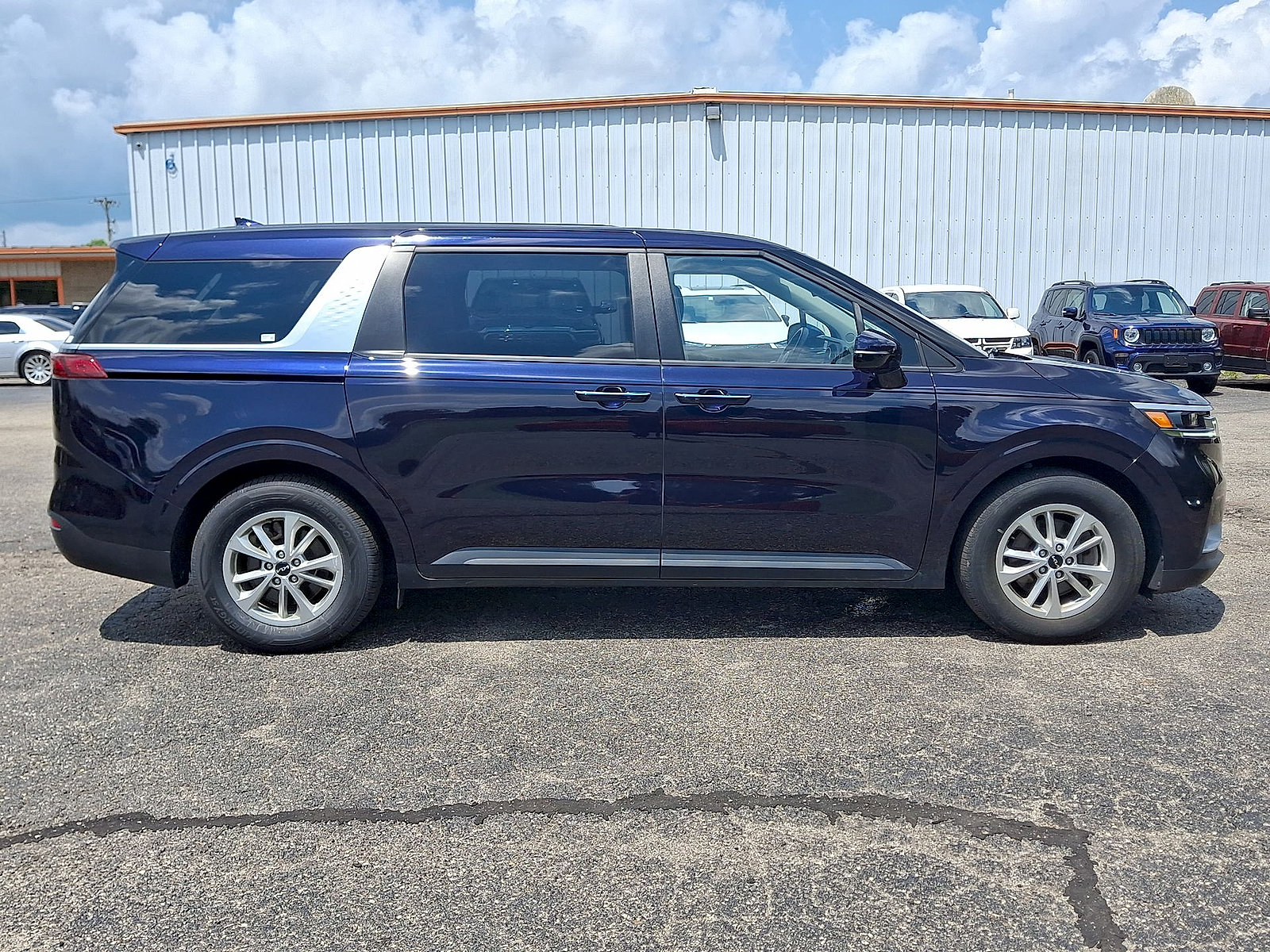 Used 2024 Kia Carnival LX FWD image 26