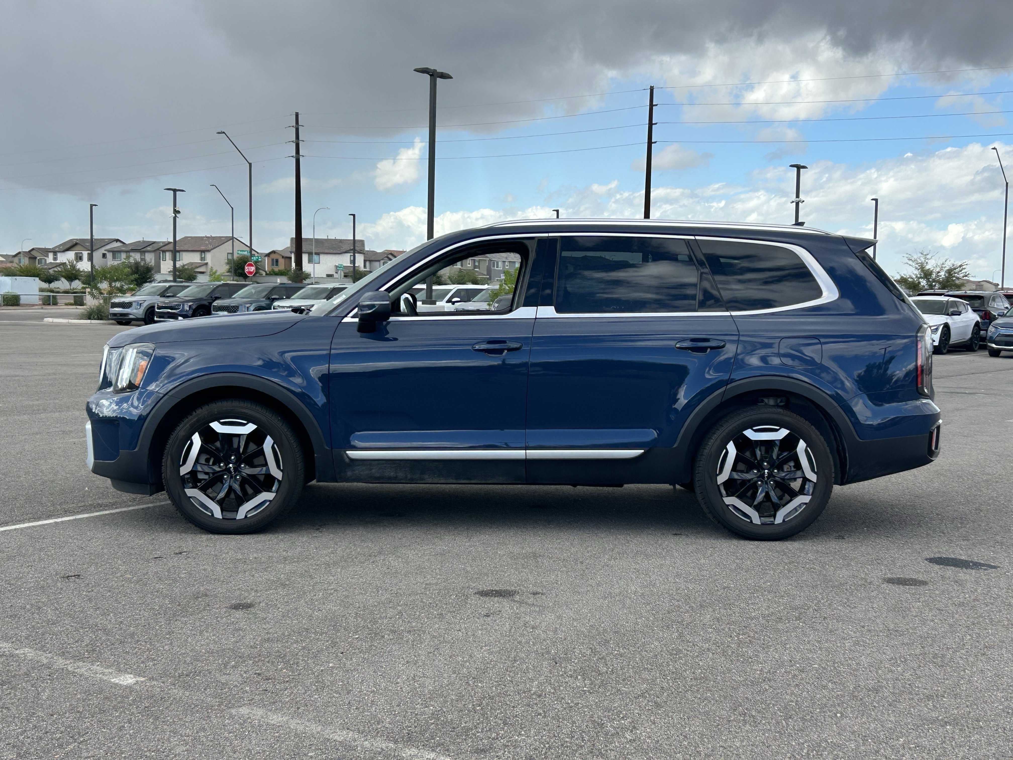 Certified 2023 Kia Telluride EX w/ EX Captain's Chair Package FWD image 2