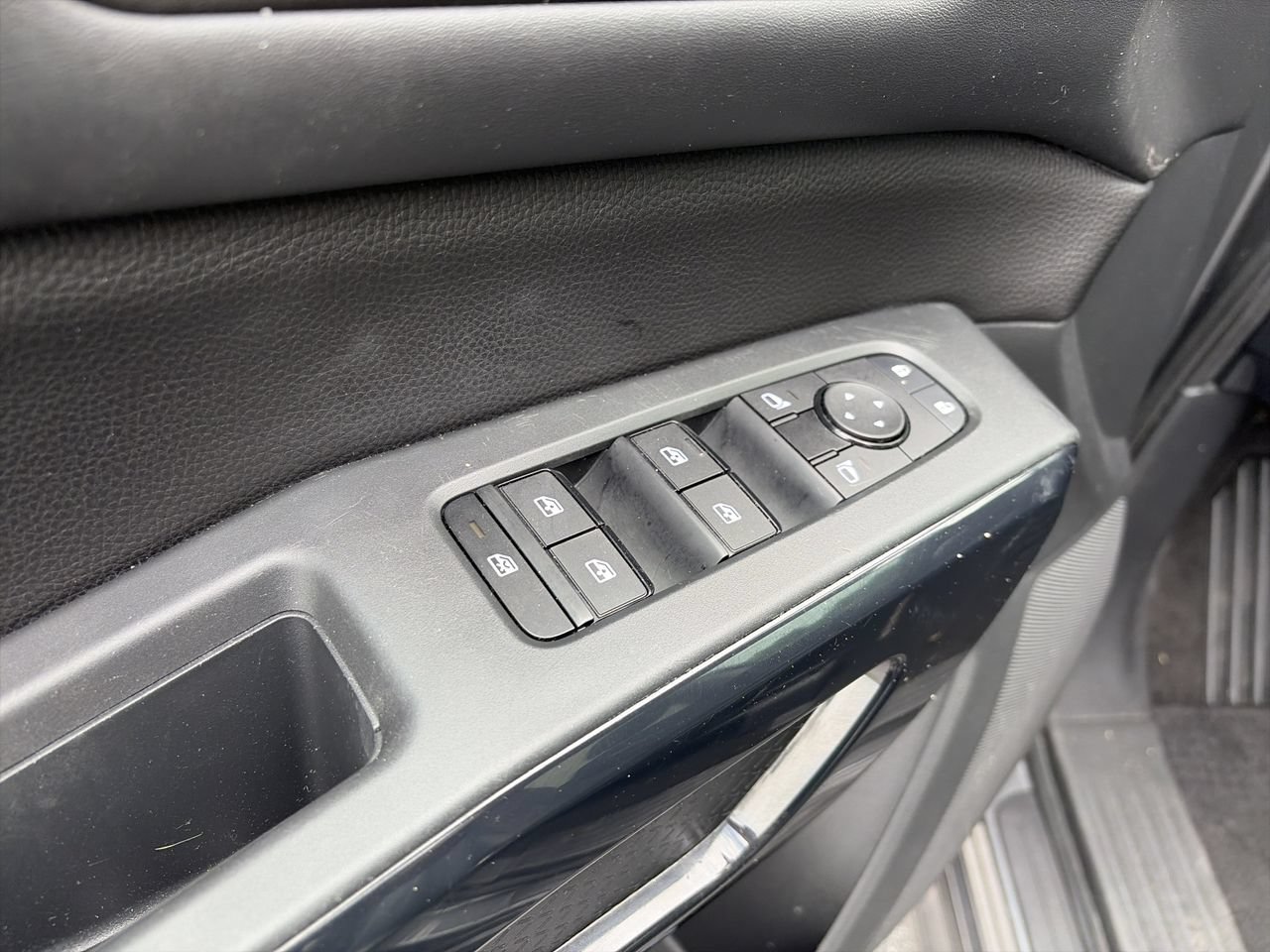 Used 2024 Nissan Pathfinder S FWD image 14