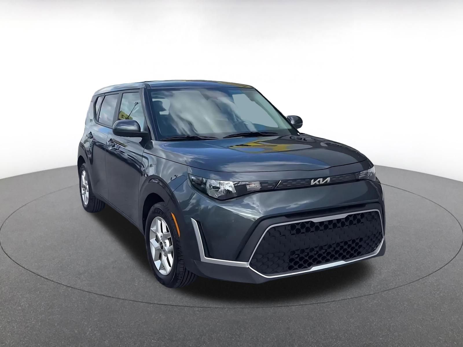 Used 2025 Kia Soul LX w/ LX Technology Package FWD image 3