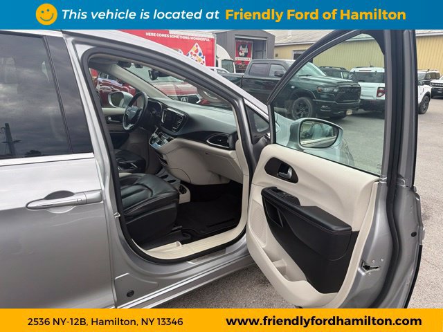 Used 2017 Chrysler Pacifica Touring-L w/ Tire & Wheel Group FWD image 30