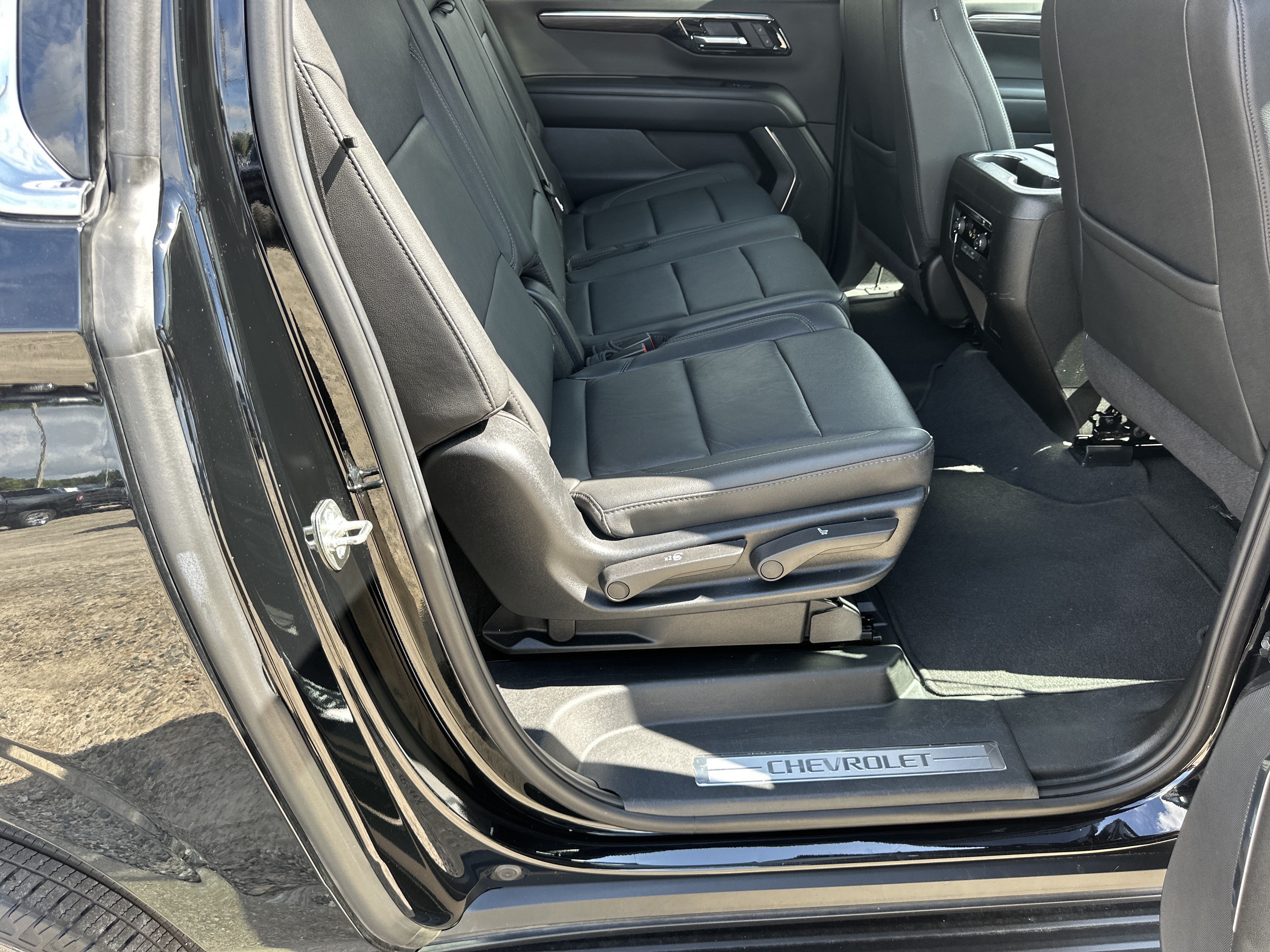 Certified 2025 Chevrolet Suburban LT RWD image 16