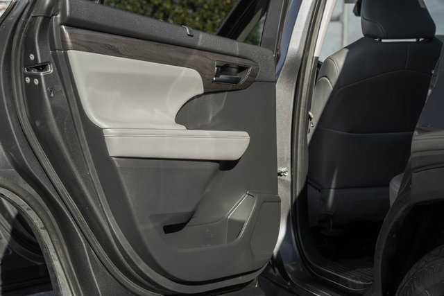Used 2021 Toyota Highlander Platinum image 37