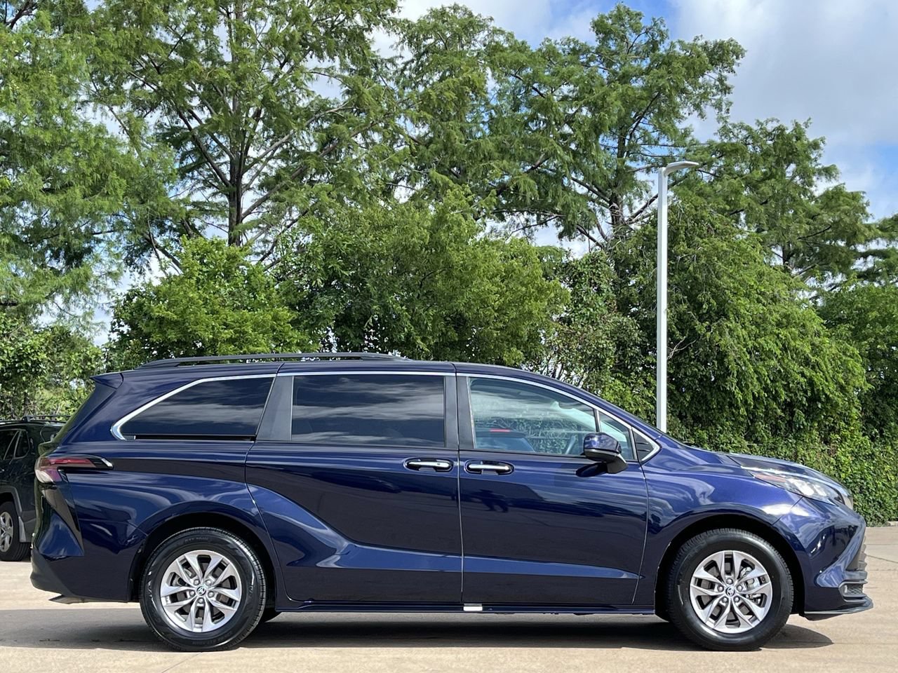 Used 2025 Toyota Sienna XLE FWD image 3