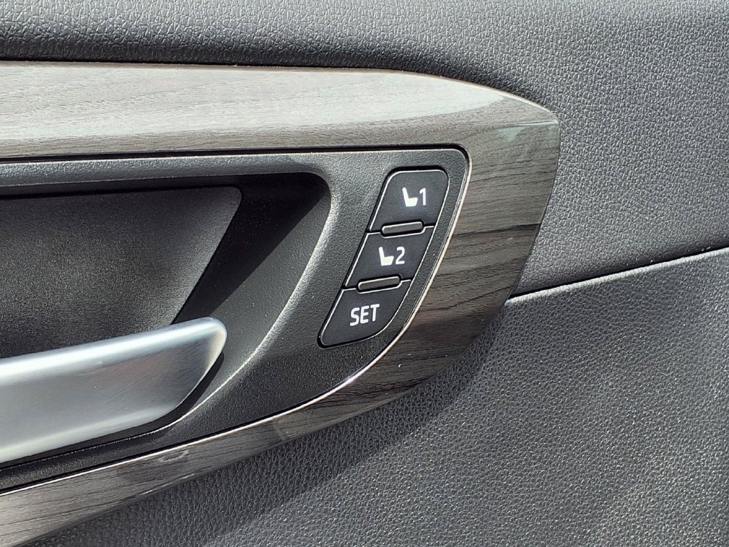 Used 2025 Toyota Highlander Limited AWD/4WD image 29