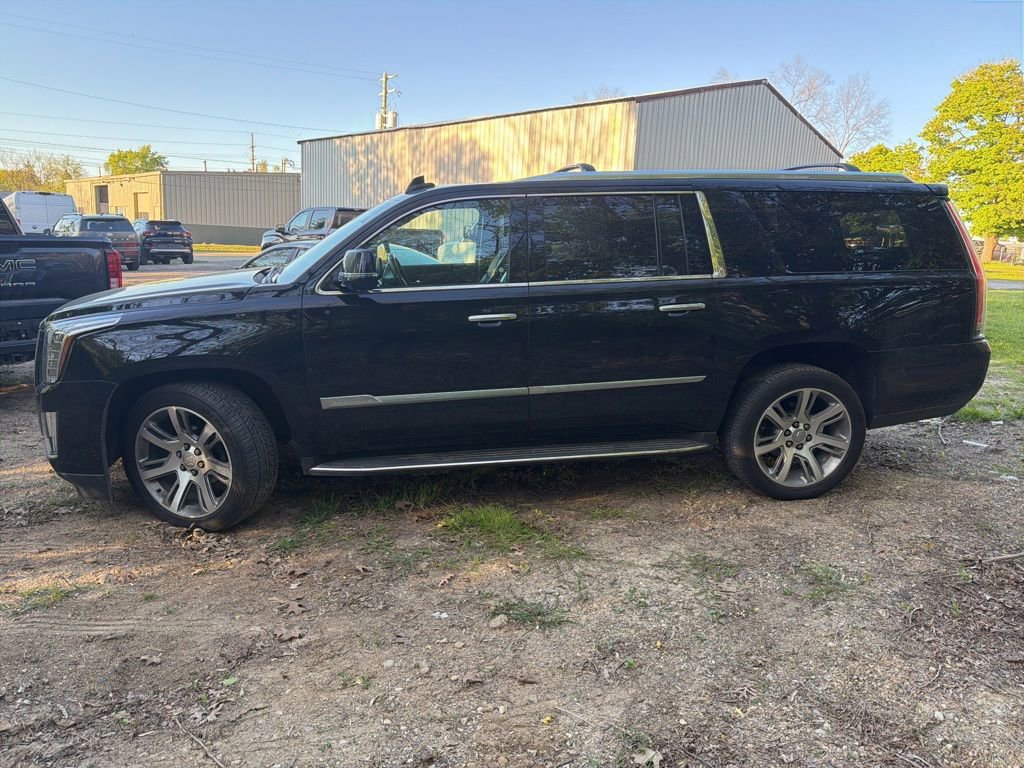 Used 2017 Cadillac Escalade ESV Luxury AWD/4WD image 2