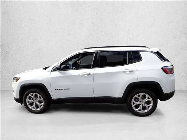 Used 2024 Jeep Compass Latitude AWD/4WD image 2