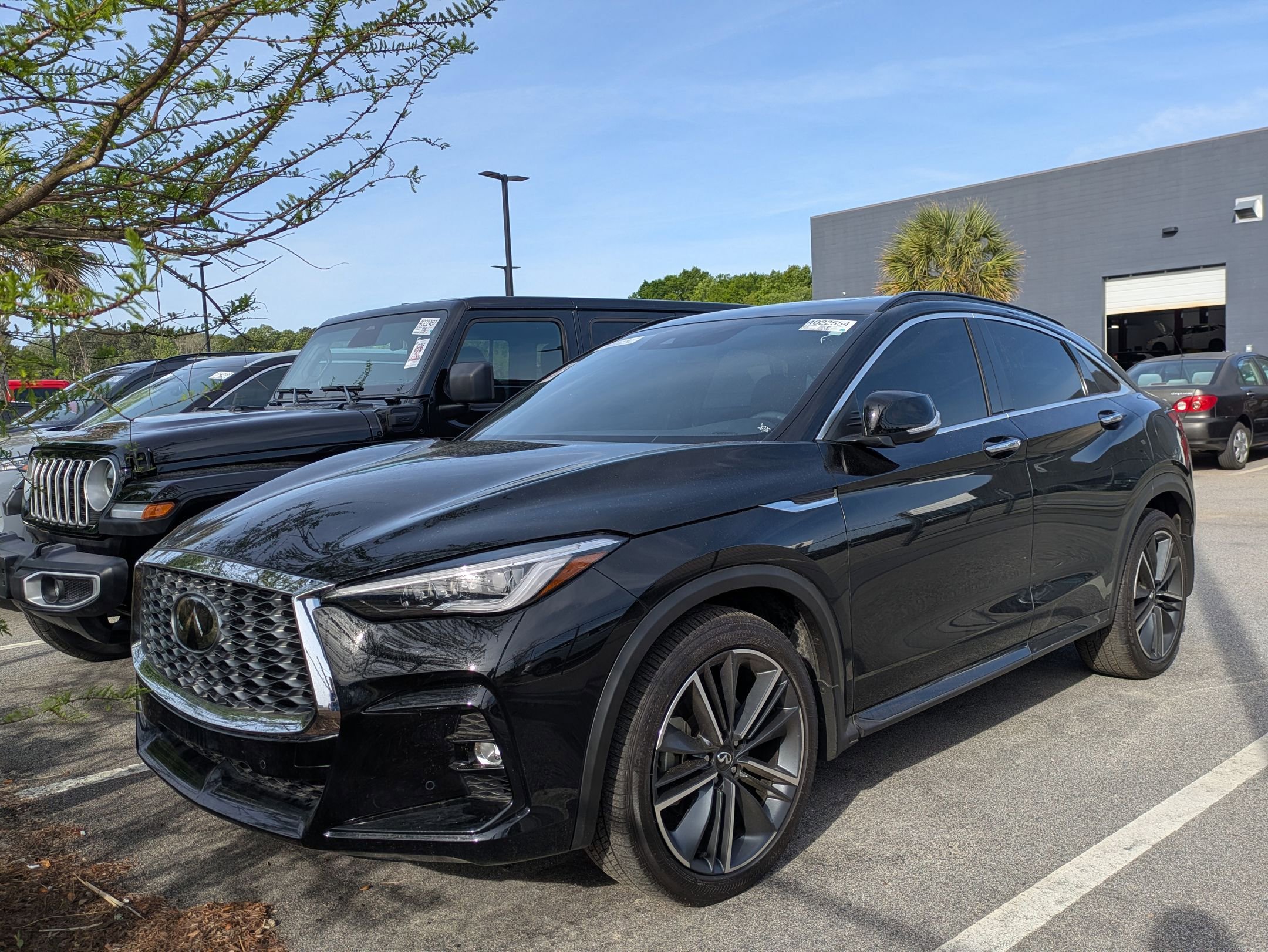 Used 2025 INFINITI QX55 Essential image 2