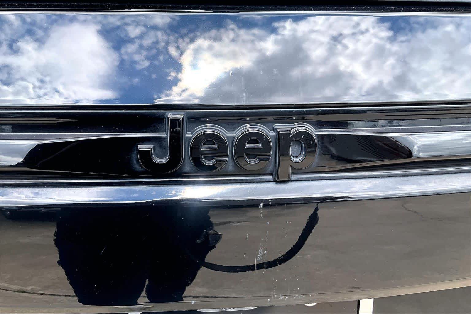 Used 2022 Jeep Grand Cherokee Laredo w/ Luxury Tech Group I AWD/4WD image 31