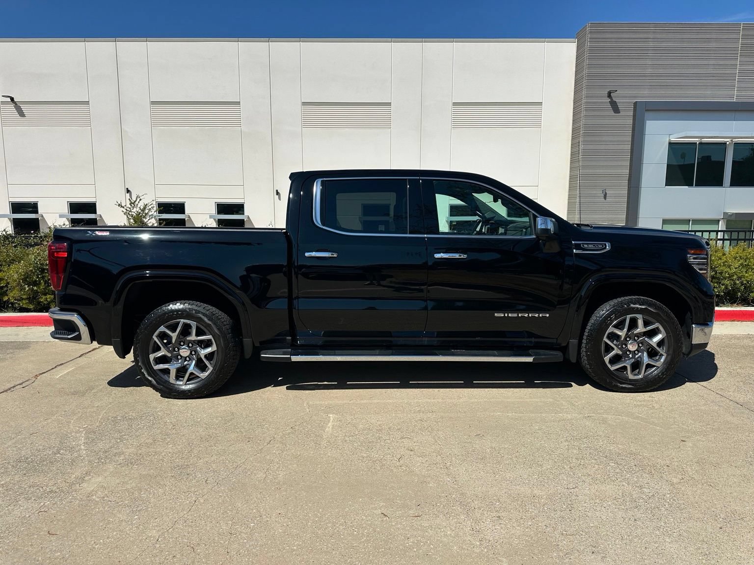 Used 2024 GMC Sierra 1500 SLT w/ SLT Premium Package AWD/4WD image 9