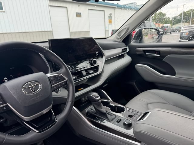 Used 2025 Toyota Highlander Platinum AWD/4WD image 63