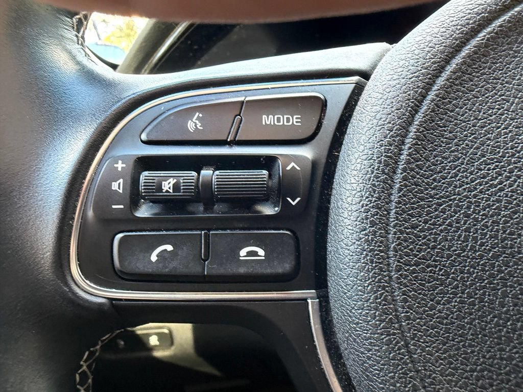 Used 2022 Kia Niro EX w/ Cold Weather Package FWD image 11