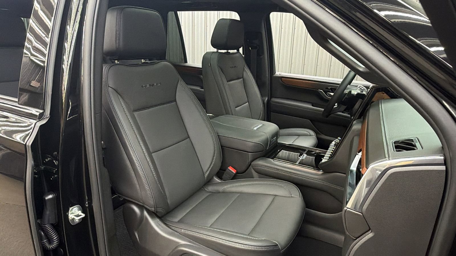 Used 2026 GMC Yukon Denali w/ Sun & Power Step Package AWD/4WD image 37