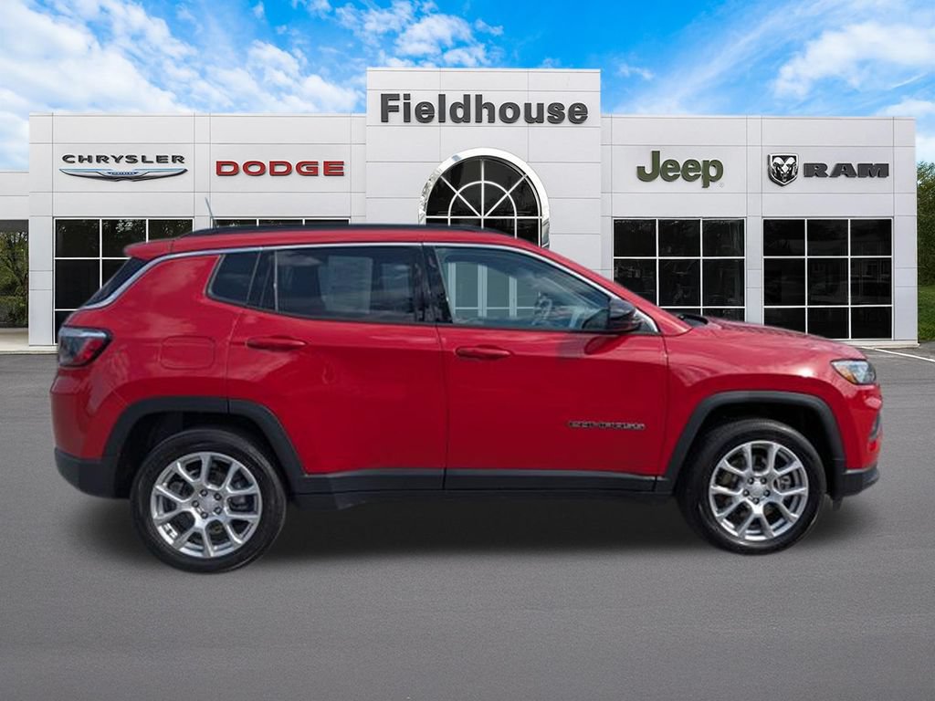 Used 2024 Jeep Compass Latitude AWD/4WD image 10