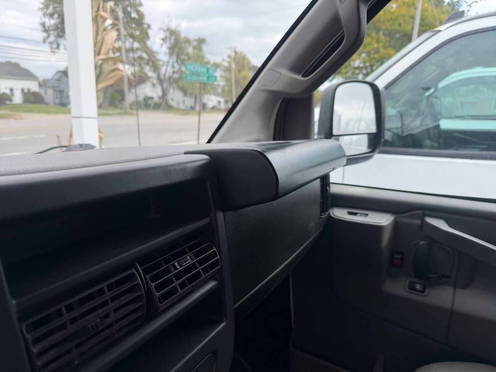 Used 2022 GMC Savana 3500 LS RWD image 29