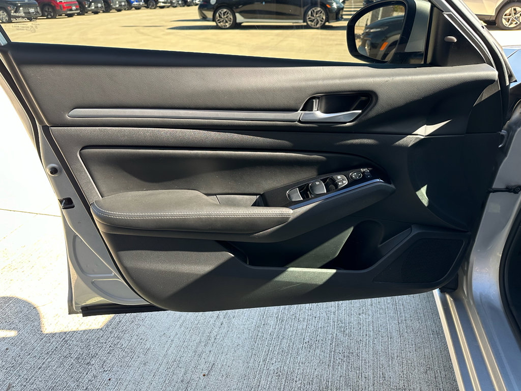 Used 2023 Nissan Altima 2.5 SV image 8