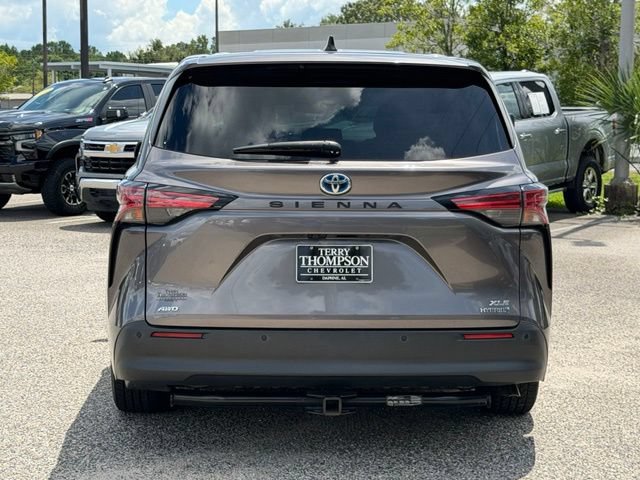 Used 2021 Toyota Sienna XLE AWD/4WD image 3