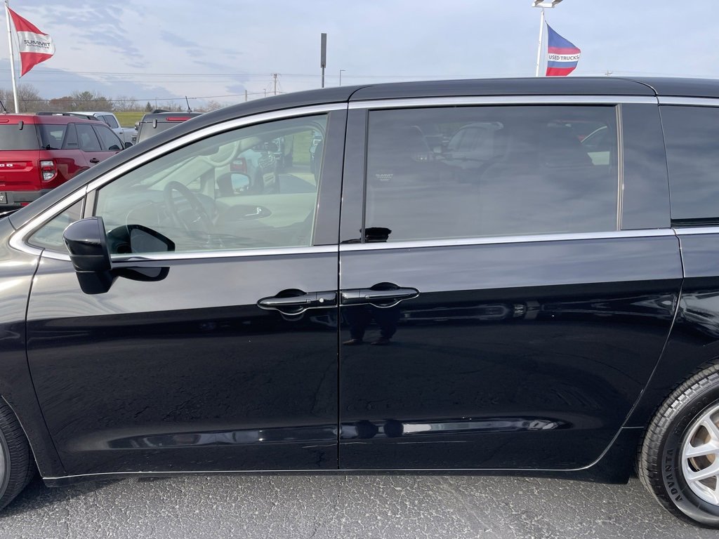 Used 2024 Chrysler Voyager LX image 35