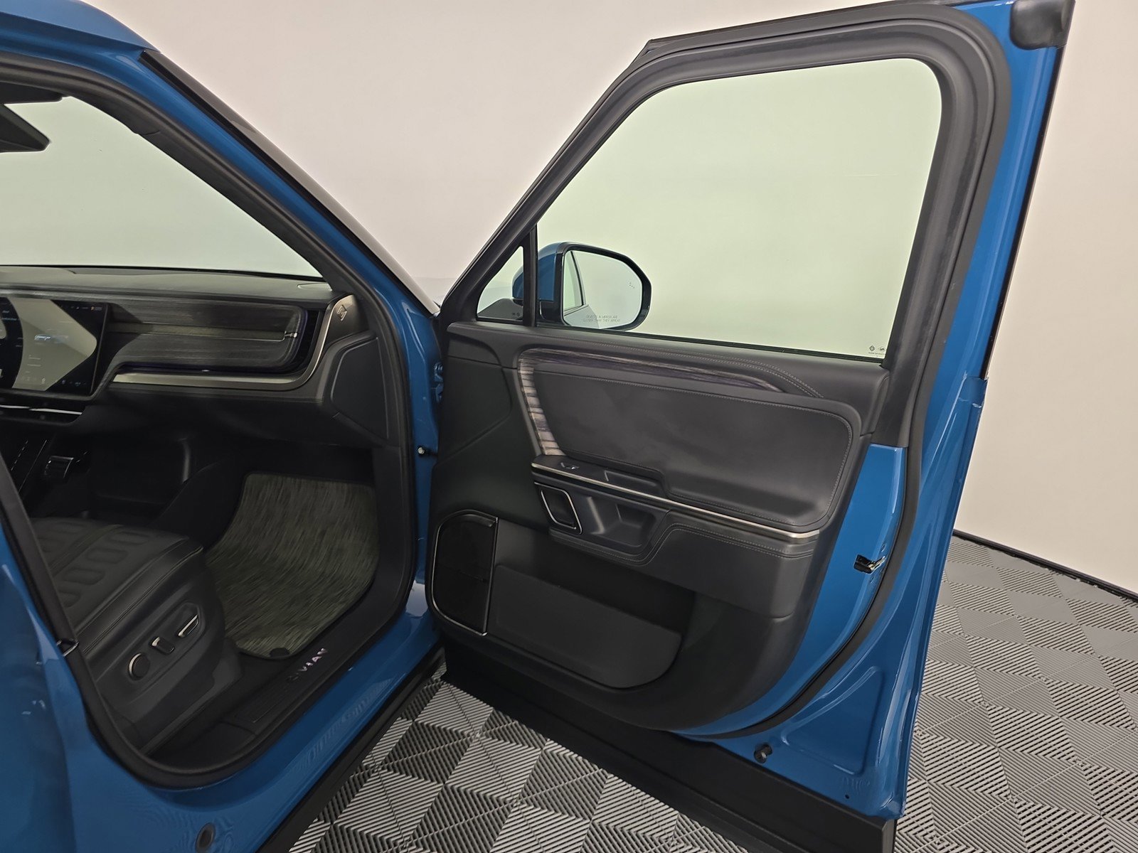 Used 2022 Rivian R1T Adventure image 17