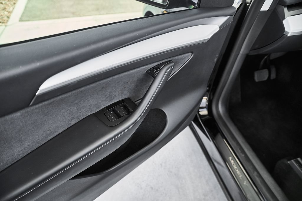 Used 2023 Tesla Model Y Long Range AWD/4WD image 18