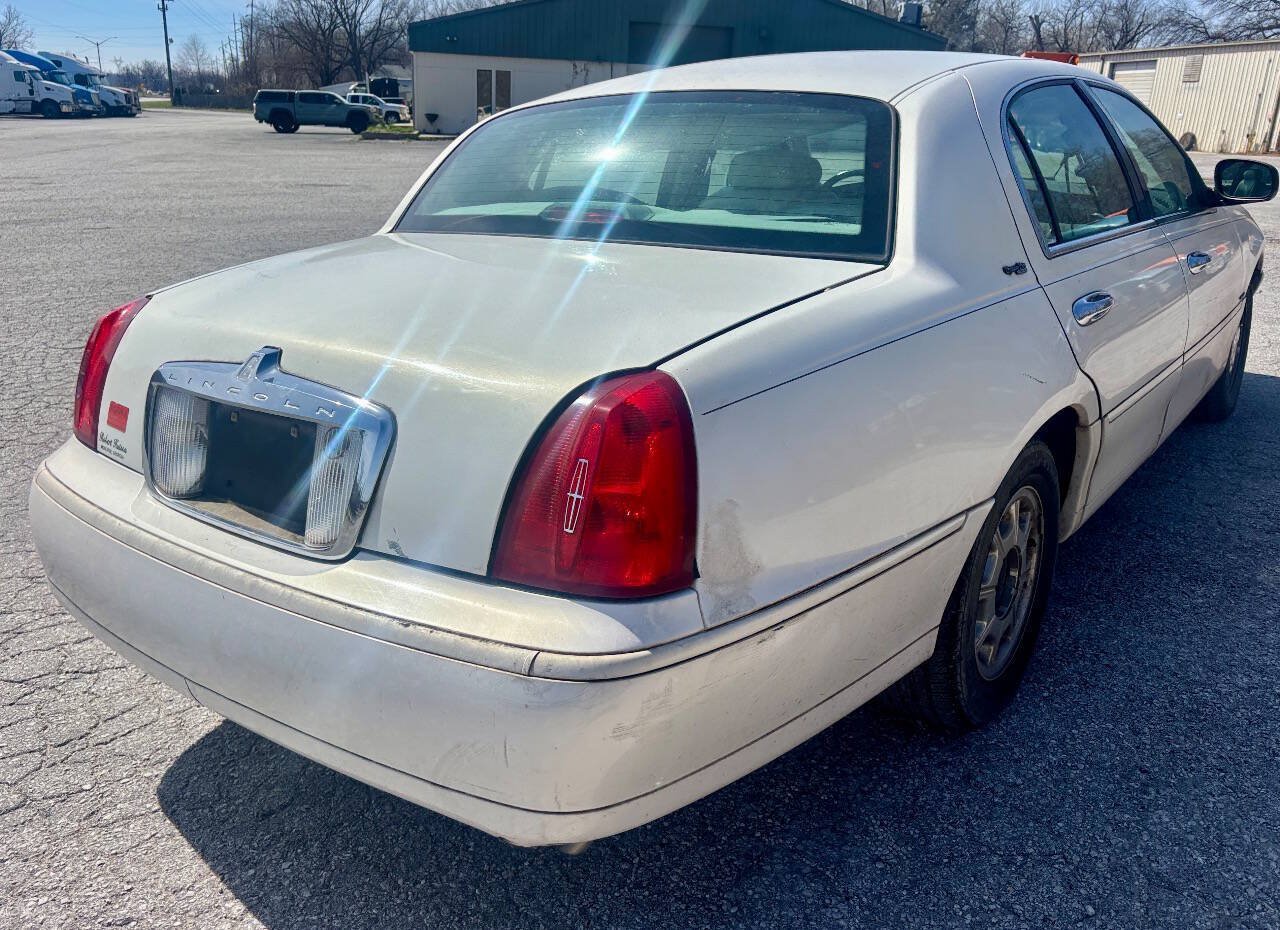 Used 2000 Lincoln Town Car Signature RWD image 7
