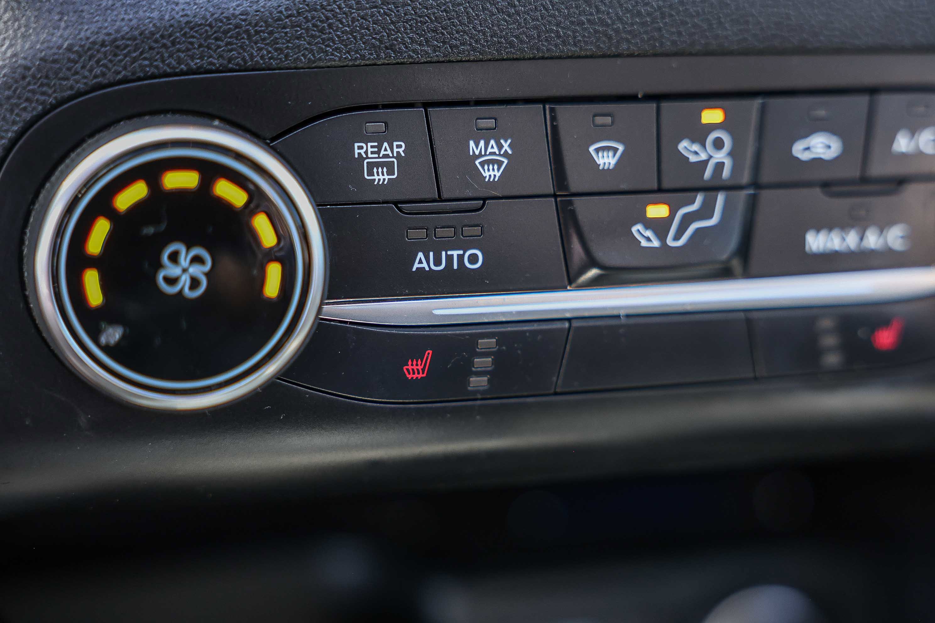 Used 2020 Ford Escape SE Sport image 18