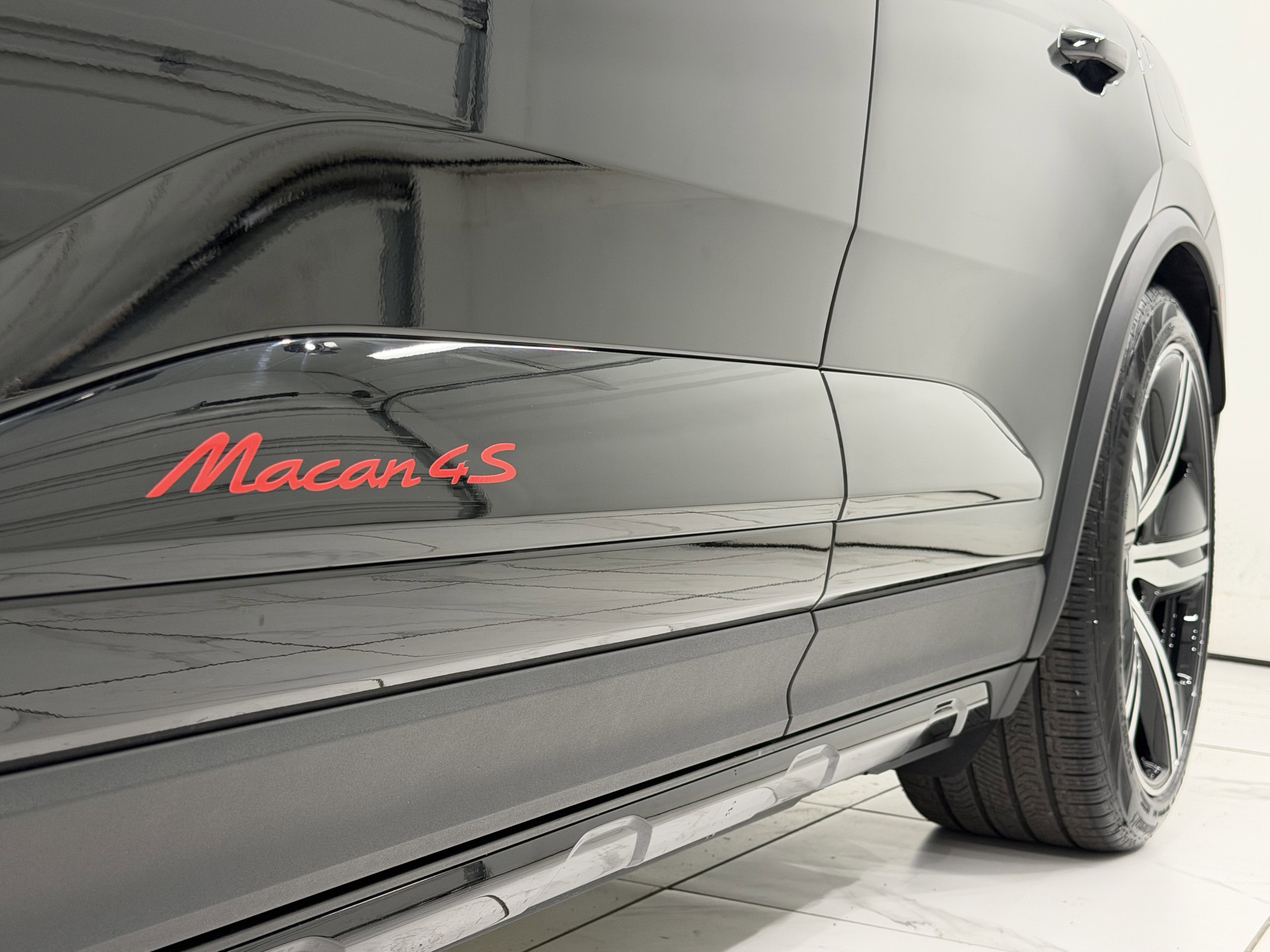 Certified 2025 Porsche Macan 4S Electric AWD/4WD image 20