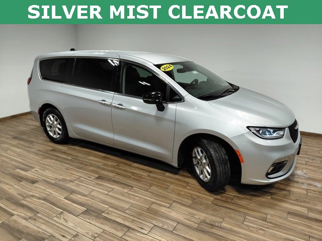 Used 2024 Chrysler Pacifica Touring-L image 14