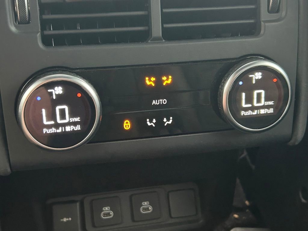 Used 2024 Land Rover Discovery Dynamic SE image 23